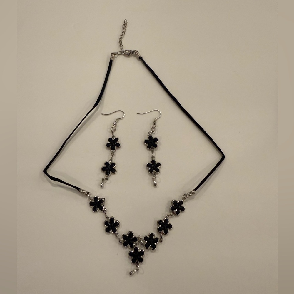 Vintage fashion jewelry Chic Black Floral Necklace -earrings Set